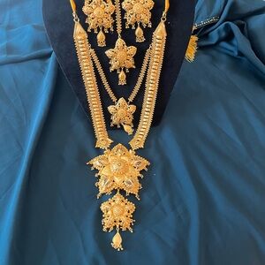Elegant Gold Floral Necklace Set